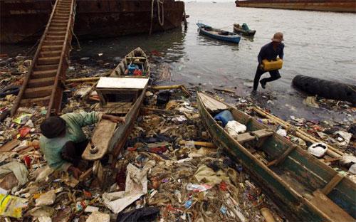 Một bãi biển ngập rác thải ở Jakarta, Indonesia, tháng 5/2013 - Ảnh: Global Post/Reuters.<br>