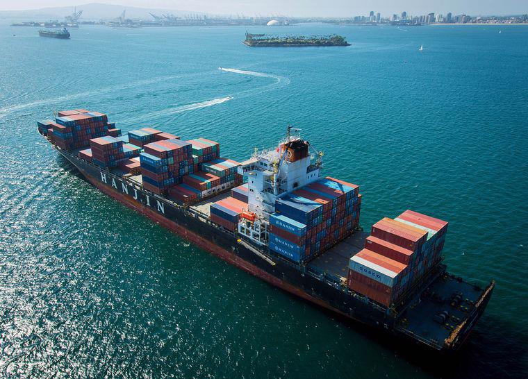Một tàu container của Hanjing đậu gần cảng Port of Long Beach của Mỹ hôm 4/9 - Ảnh: Bloomberg.<br>