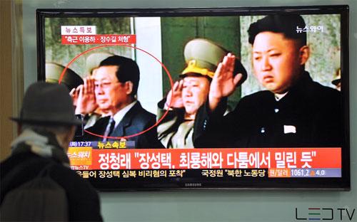Hình ảnh ông Jang Song Thaek (người được khoanh tròn) trong một bản tin trên truyền hình Hàn Quốc hôm 3/12 - Ảnh: Bloomberg.<br>