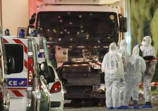 Cảnh sát và các chuyên gia pháp y Pháp đang xem xét chiếc xe tải là phương tiện trong vụ tấn công ở Nice ngày 14/7 - Ảnh: Reuters.<br>