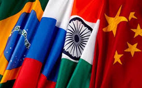 Quốc kỳ các nước BRIC, từ trái qua: Brazil, Nga, Ấn Độ, và Trung Quốc.<br>