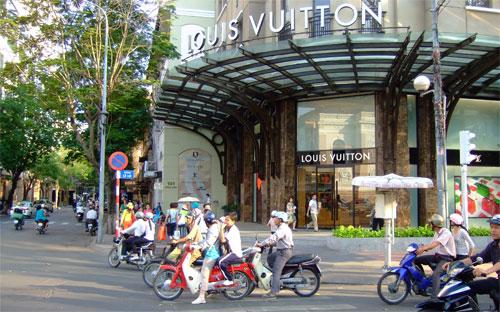 Cửa hàng Louis Vuitton TPHCM tái khai trương  Harpers Bazaar