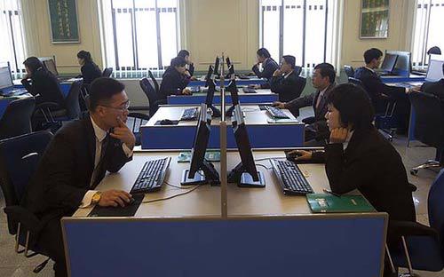 Sinh viên trường Đại học Bình Nhưỡng sử dụng máy tính để nghiên cứu và học tập -<i> Ảnh: AP.</i><br>