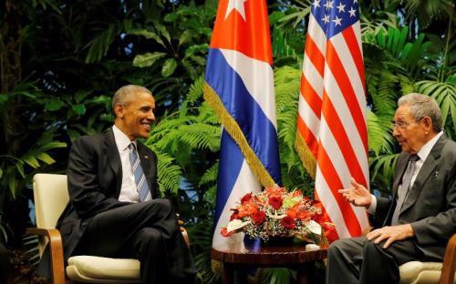 Chủ tịch Cuba Raul Castro (phải) và Tổng thống Mỹ Barack Obama hội đàm tại Havana ngày 21/3 - Ảnh: Reuters.<br>
