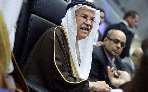 Bộ trưởng Bộ Dầu lửa Saudi Arabia Ali Al-Naimi phát biểu trước báo giới trước khi điễn ra cuộc họp Tổ chức Các nước xuất khẩu dầu lửa (OPEC) tại Vienna, Áo ngày 4/12 - Ảnh: Bloomberg.<br>