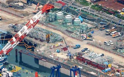 Quang cảnh nhà máy điện hạt nhân Fukushima, nơi các công nhân đang tích cực làm việc để ngăn nước nhiễm phóng xạ rò rỉ ra biển - Ảnh: Reuters/Kyodo.<br>