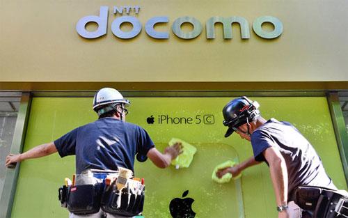 Doanh số iPhone nhận được một “cú huých” mới vào cuối tháng 9 vừa qua 
khi nhà mạng không dây lớn nhất Nhật Bản là NTT DoCoMo bắt đầu cung cấp 
điện thoại iPhone - Ảnh: AFP/Getty.<br>