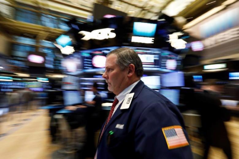 Một nhà giao dịch làm việc tại Sở Giao dịch Chứng khoán New York (NYSE) hôm 7/2 - Ảnh: Reuters.<br>