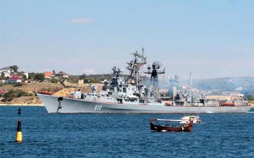 Tàu khu trục Smetlivy của Nga rời cảng Sevastopol tháng 9/2013 - Ảnh: Reuters.<br>