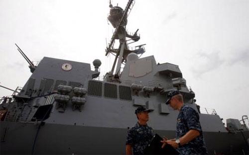 Chỉ huy Hạm đội Thái Bình Dương của Hải quân Mỹ, đô đốc Harry Harris (trái) đang trao đổi với một sỹ quan bên cạnh tàu USS Spruance đang neo đậu tại Singapore ngày 22/1/2014 - Ảnh: Reuters.