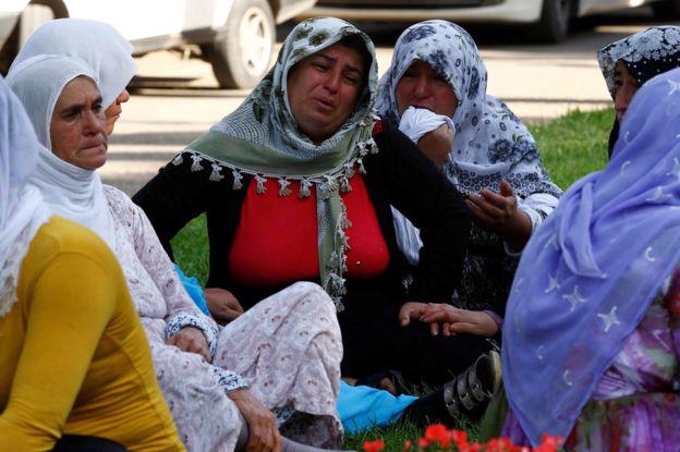 Người nhà nạn nhân đau buồn sau vụ tấn công bằng bom nhằm vào một đám cưới ở Thổ Nhĩ Kỳ hôm 20/8 - Ảnh: Reuters.<br>