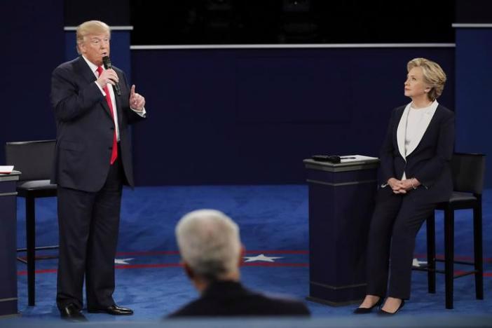 Hai ứng cử viên Tổng thống Mỹ Donald Trump (trái) và Hillary Clinton (phải) trong cuộc tranh luận ngày 9/10 - Ảnh: Reuters.<br>