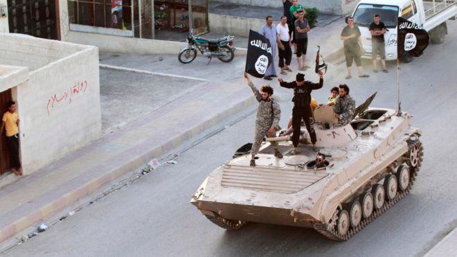 Xe tăng của tổ chức khủng bố IS trên đường phố Raqqa, Syria - Ảnh: Reuters/BBC.<br>