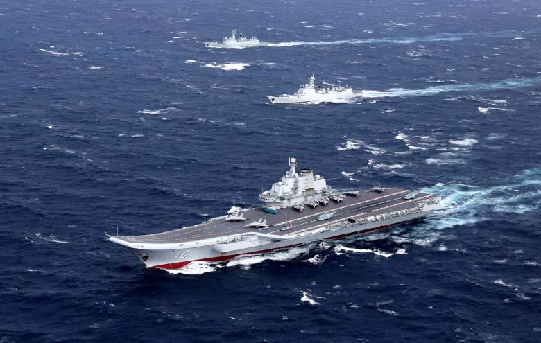Hàng không mẫu hạm Liêu Ninh và chiến hạm Trung Quốc tập trận trên biển Đông tháng 12/2016 - Ảnh: Reuters.