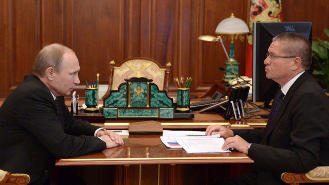 Bộ trưởng Bộ Kinh tế Nga Alexei Ulyukayev (phải) trong một cuộc gặp với Tổng thống Vladimir Putin - Ảnh: Getty/BBC.<br>