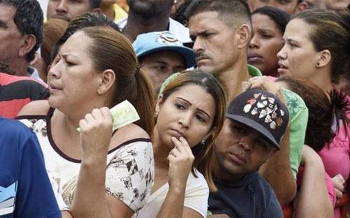 Người dân Venezuela xếp hàng mua thực phẩm - Ảnh: Getty/BBC.<br>