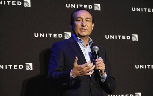 Ông Oscar Munoz, Tổng giám đốc United Airlines - Ảnh: AP/Daily Mail.<br>
