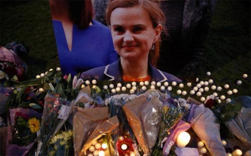 Hoa đặt trước di ảnh của nữ nghị sỹ Anh Jo Cox, người bị sát hại khi đang vận động Anh ở lại trong EU ngày 16/6 - Ảnh: Reuters.<br>