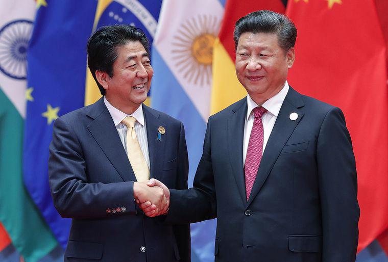 Thủ tướng Nhật Bản Shinzo Abe (trái) và Chủ tịch Trung Quốc Tập Cận Bình tại hội nghị thượng đỉnh G20 ở Hàng Châu, Trung Quốc ngày 4/9 - Ảnh: Getty/Bloomberg.<br>