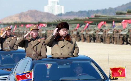 Nhà lãnh đạo Triều Tiên Kim Jong Un thị sát một cuộc tập trận của quân đội nước này - Ảnh: Reuters/KCNA.<br>