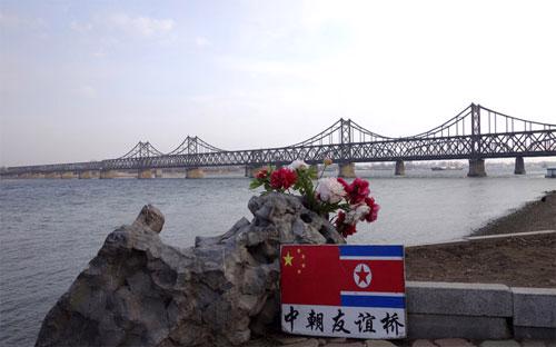 Cây cầu nối giữa Trung Quốc với Triều Tiên đang được xây trên sông Yalu - Ảnh: Wang Zhao/AFP via Getty Images.