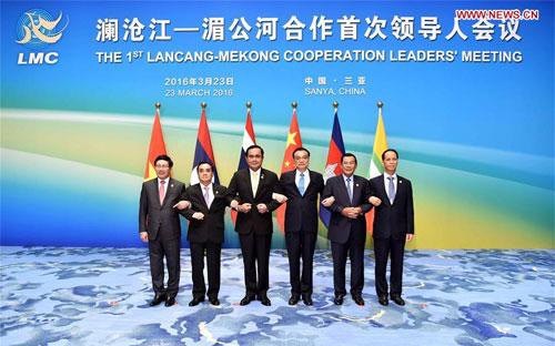 Từ trái qua: Phó thủ tướng Việt Nam Phạm Bình Minh, Thủ tướng Lào Thongsin Thamavong, Thủ tướng Thái Lan Prayuth Chan-o-cha, Thủ tướng Trung Quốc Lý Khắc Cường, Thủ tướng Campuchia Hun Sen, và Phó tổng thống Myanmar Sai Mauk Kham tại Hội nghị Hợp tác Lan Thương-Mekong, diễn ra ở Tam Á ngày 23/3.<br>