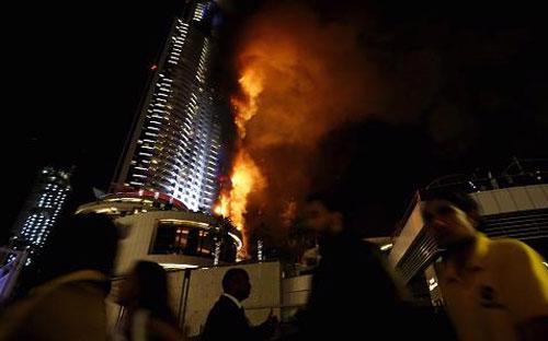 Khách sạn Address Downtown của Dubai bốc cháy đêm 31/12 - Ảnh: Reuters.<br>