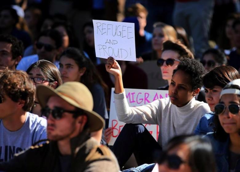 Sinh viên đại học Mỹ biểu tình ở La Jolla, California, Mỹ hôm 30/1 để phản đối sắc lệnh tạm cấm người 7 nước Hồi giáo nhập cảnh của Tổng thống Donald Trump - Ảnh: Reuters.<br>