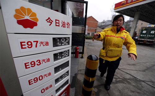 Trung Quốc bắt đầu tăng thuế tiêu thụ xăng dầu vào cuối năm 2014, đồng nghĩa với 
việc giá ở các trạm bơm xăng không giảm nhanh như giá dầu.