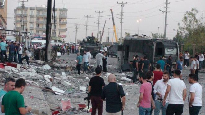 Hiện trường vụ đánh bom ngày 10/8 ở Kiziltepe, Thổ Nhĩ Kỳ - Ảnh: Reuters/BBC.<br>