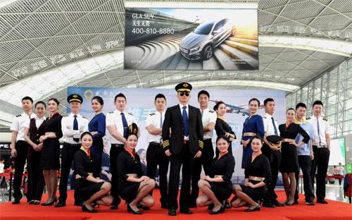 Một số phi công và tiếp viên của hãng hàng không Chengdu Airlines.<br>