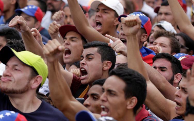 Người dân Venezuela biểu tình phản đối Tổng thống Nicolas Maduro hôm 26/10 - Ảnh: Reuters.<br>