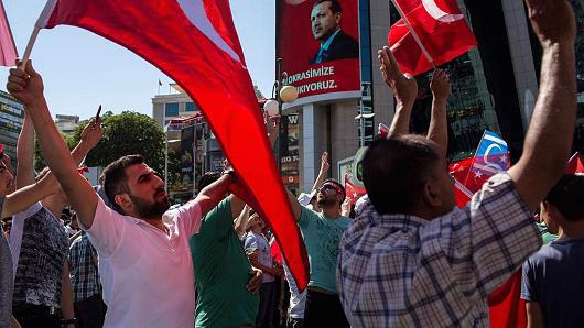 Người dân Thổ Nhĩ Kỳ chiếm đường phố hôm 16/7 để phản đối đảo chính theo lời kêu gọi của Tổng thống Tayyip Erdogan - Ảnh: Getty/CNBC.<br>