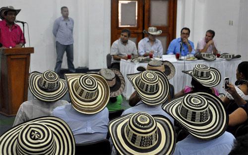 Người Columbia đội mũ truyền thống sombrero vueltiao trong một cuộc họp - Ảnh: Bloomberg.<br>