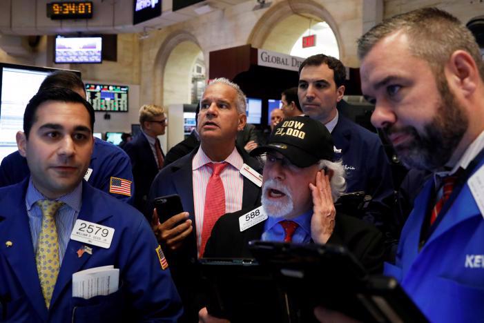 Các nhà giao dịch làm việc tại Sở Giao dịch chứng khoán New York (NYSE) của Mỹ ngày 1/3 - Ảnh: Reuters.<br>