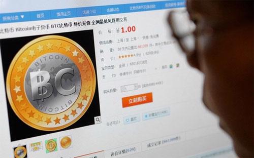 Một nhà đầu tư Trung Quốc đang giao dịch Bitcoin - Ảnh: Imaginechina/Zuma Press.<br>