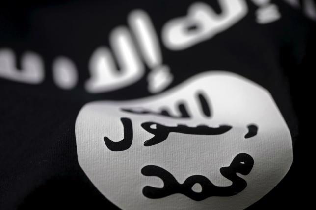 Một lá cờ của tổ chức khủng bố IS - Ảnh: Reuters.<br>