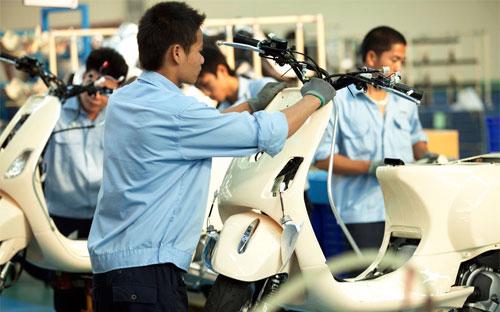 Công nhân làm việc trong một nhà máy lắp ráp xe máy ở Việt Nam.<br>