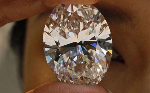 Mức giá mà viên kim cương đạt được thấp hơn mức 28-35 triệu USD mà Sotheby’s dự kiến trước buổi đấu giá - Ảnh: AP.<br>