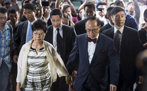 Ông Tăng Âm Quyền (phải) và vợ Selina tới tòa án Hồng Kông ngày 5/10 - Ảnh: Reuters/WSJ.<br>