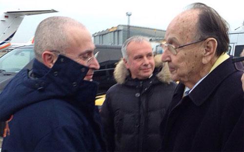 Ông Mikhail Khodorkovsky gặp cựu Ngoại trưởng Đức Hans-Dietrich Genscher khi tới Berlin - Ảnh: AFP/Getty.<br>