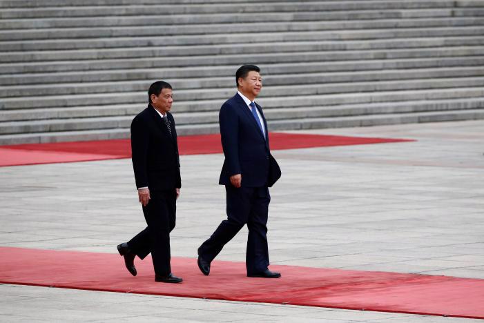 Tổng thống Philippines Rodrigo Duterte (trái) và Chủ tịch Trung Quốc Tập Cận Bình trong lễ đón ông Duterte tại Bắc Kinh ngày 20/10 - Ảnh: Reuters.<br>