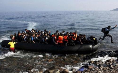 Một xuồng cao su chở người di cư cập bờ châu Âu - Ảnh: Reuters/BBC.<br>