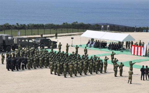 Lễ khai trương trạm radar trên đảo Yonaguni của Nhật Bản ngày 28/3 - Ảnh: Reuters/Kyodo.<br>