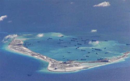 Ảnh chụp từ vệ tinh vào tháng 5/2015 cho thấy hoạt động khai hoang của Trung Quốc ở bãi Vành Khăn thuộc quần đảo Trường Sa của Việt Nam - Nguồn: Reuters.<br>