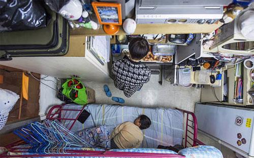 Cuộc sống trong một căn hộ siêu nhỏ ở Hồng Kông - Ảnh: Reuters/WSJ.<br>
