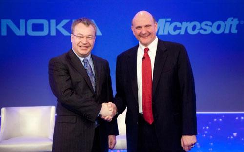 CEO Stephen Elop (trái) của Nokia và CEO Steve Ballmer của Microsoft.<br>