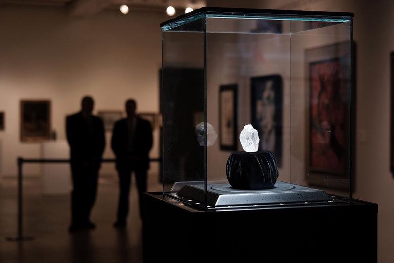 Với trọng lượng 1.109 carat, Lesedi La Rona có thể được chế tác thành 
một viên kim cương với chất lượng cao nhất, nặng hàng trăm carat - Ảnh: Getty/NYT.<br>