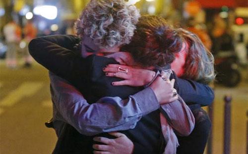 Người Paris bàng hoàng sau loạt cuộc tấn công liên hoàn tối ngày 13/11 - Ảnh: Reuters.<br>