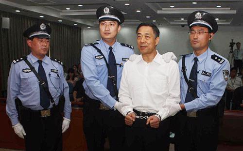 Cựu Bí thư Thành ủy Trùng Khánh nghe tòa tuyên án sáng 22/9 - Ảnh: CNN.